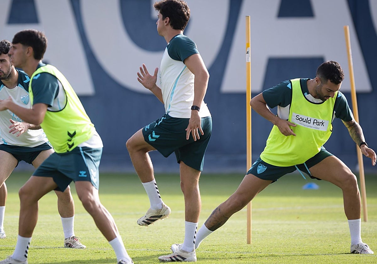 Álex Pastor, a la derecha, minutos antes de retirarse del entrenamiento del Málaga este miércoles.