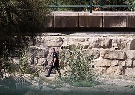 Una agente durante una de las batidas en busca del presunto agresor.