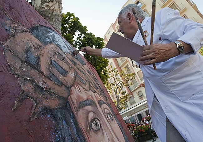 El pintor, durante la realización de un retrato del Cristo Coronado en la calle Alcazabilla.