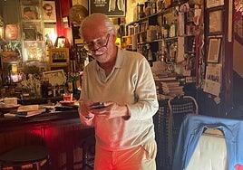 Emilio, en el interior de su bar.