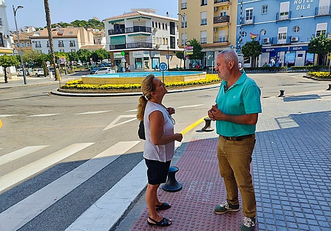 El edil de Infraestructuras, en la zona, con una vecina.