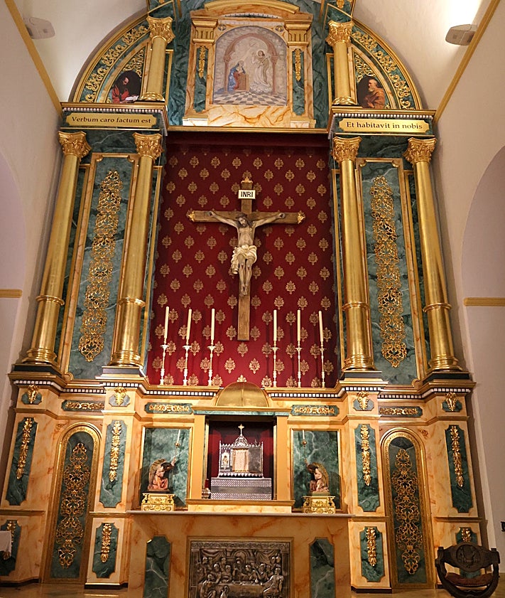 Imagen secundaria 2 - Arriba, acto de inauguración del nuevo retablo, debajo a la izquierda, antigua imagen del templo, y a la derecha, el retablo.