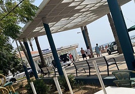 Agentes de la Policía Local y de la Guardia Civil, este miércoles en el paseo marítimo, con uno de los dos arrestados.