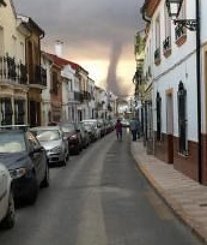 Imagen secundaria 2 - Imágenes de los tornados registrados el 26 de agosto de 2019.