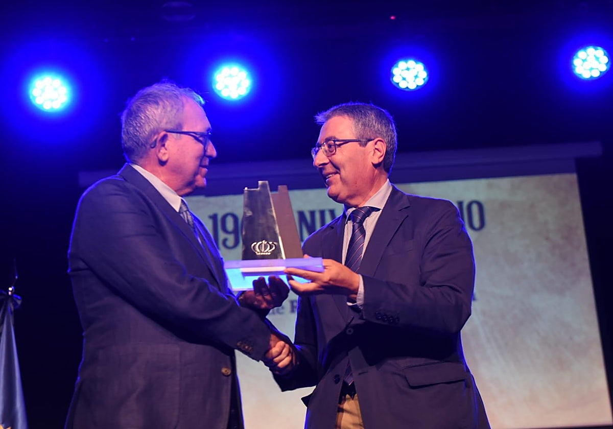 Pedro Cantalejo recibe el reconocimiento de manos de Francisco Salado.