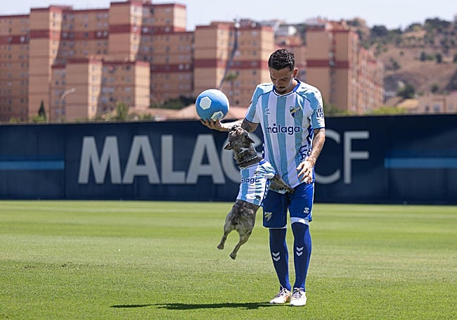 Joaquín, con su bulldog.