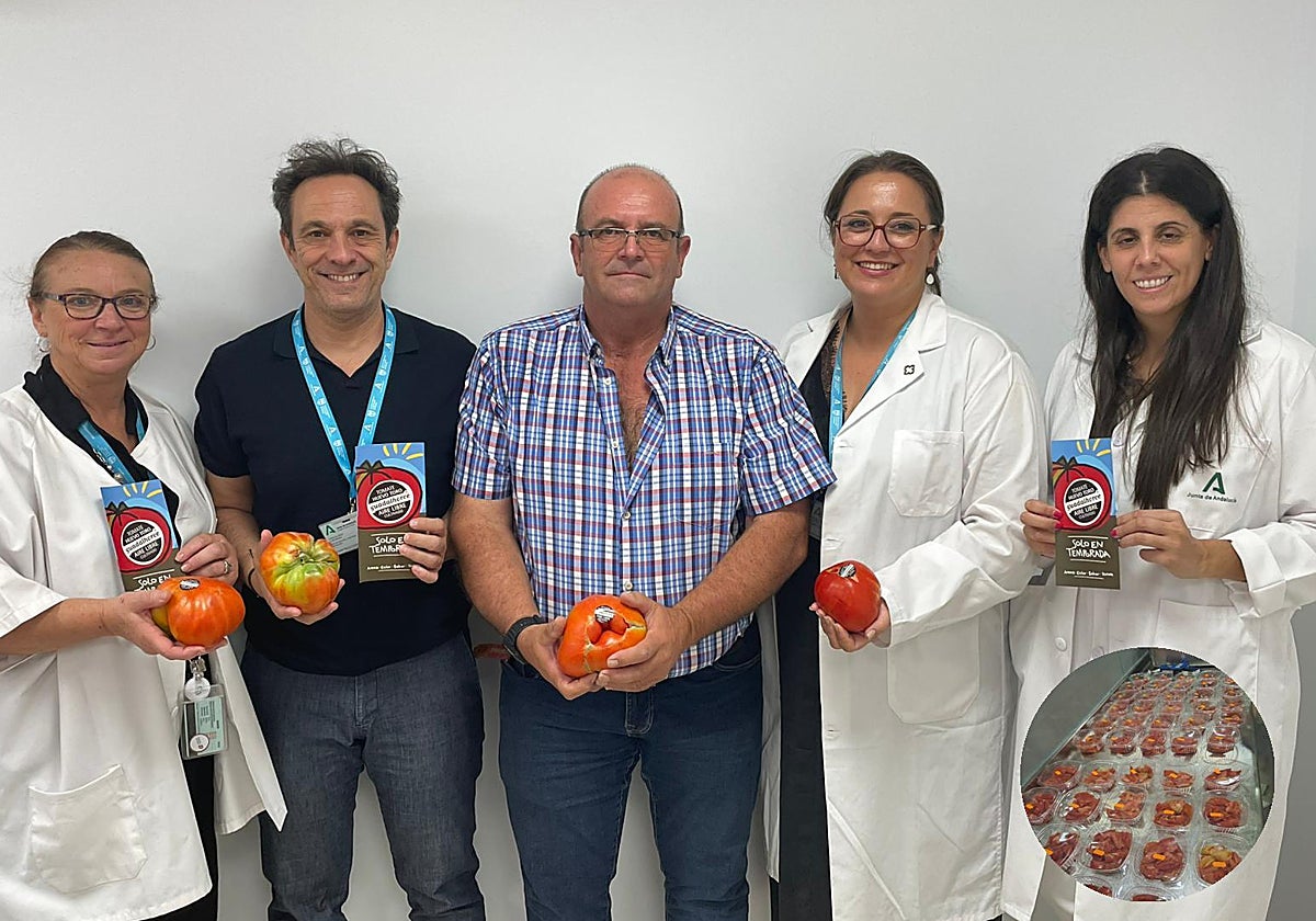 Representantes del Hospital Regional Universitario de Málaga junto a miembros de la Asociación Tomate Huevo Toro.