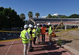 Muñoz ha visitado los trabajos junto a los ediles de Obras y Deportes y el representante de la Fundación Marbella FC.