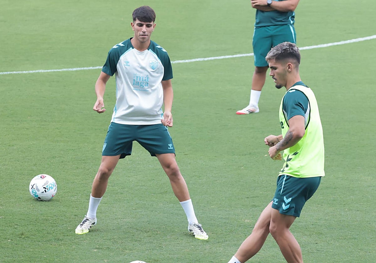 Izan Merino, junto a Chupete en un entrenamiento reciente.