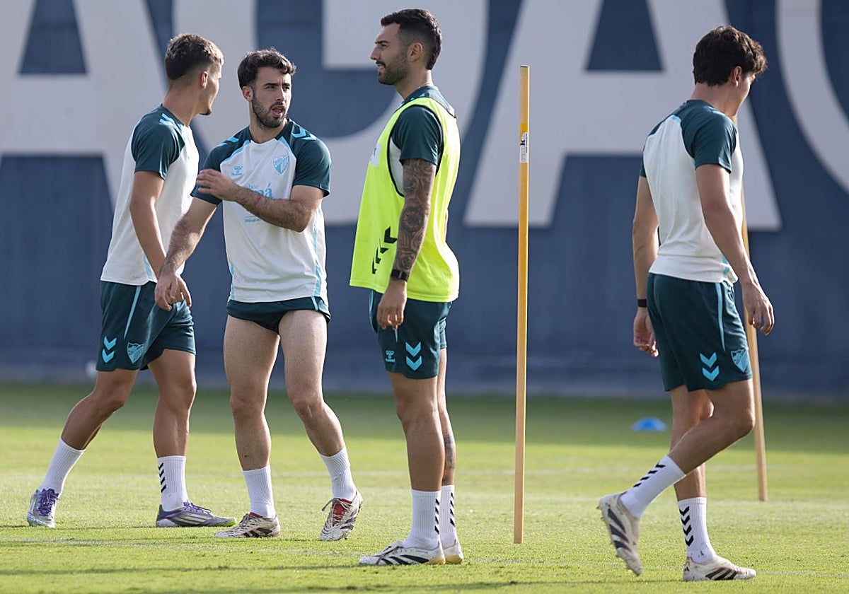 Álex Pastor, en el centro, minutos antes de caer lesionado en el entrenamiento del miércoles.