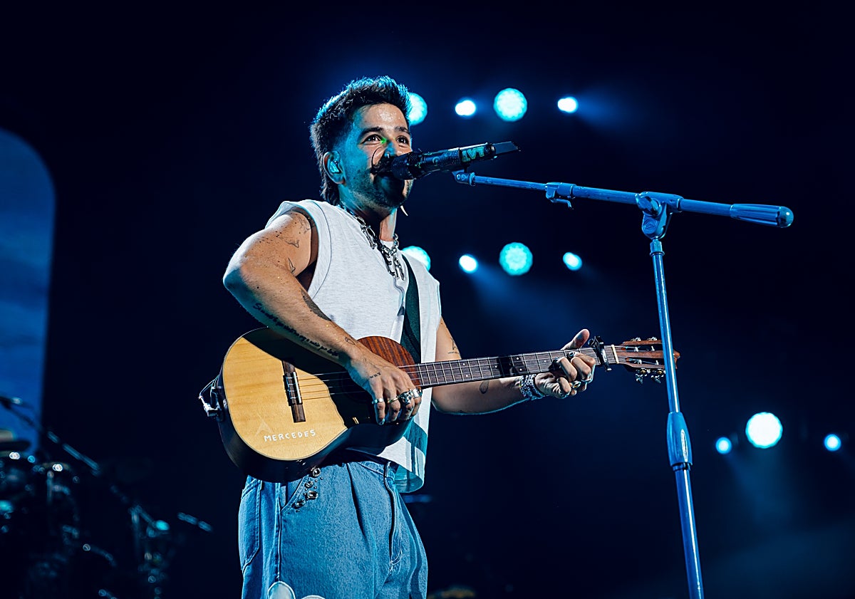 Imagen principal - Más imágenes del concierto que ofreció Camilo este jueves. 