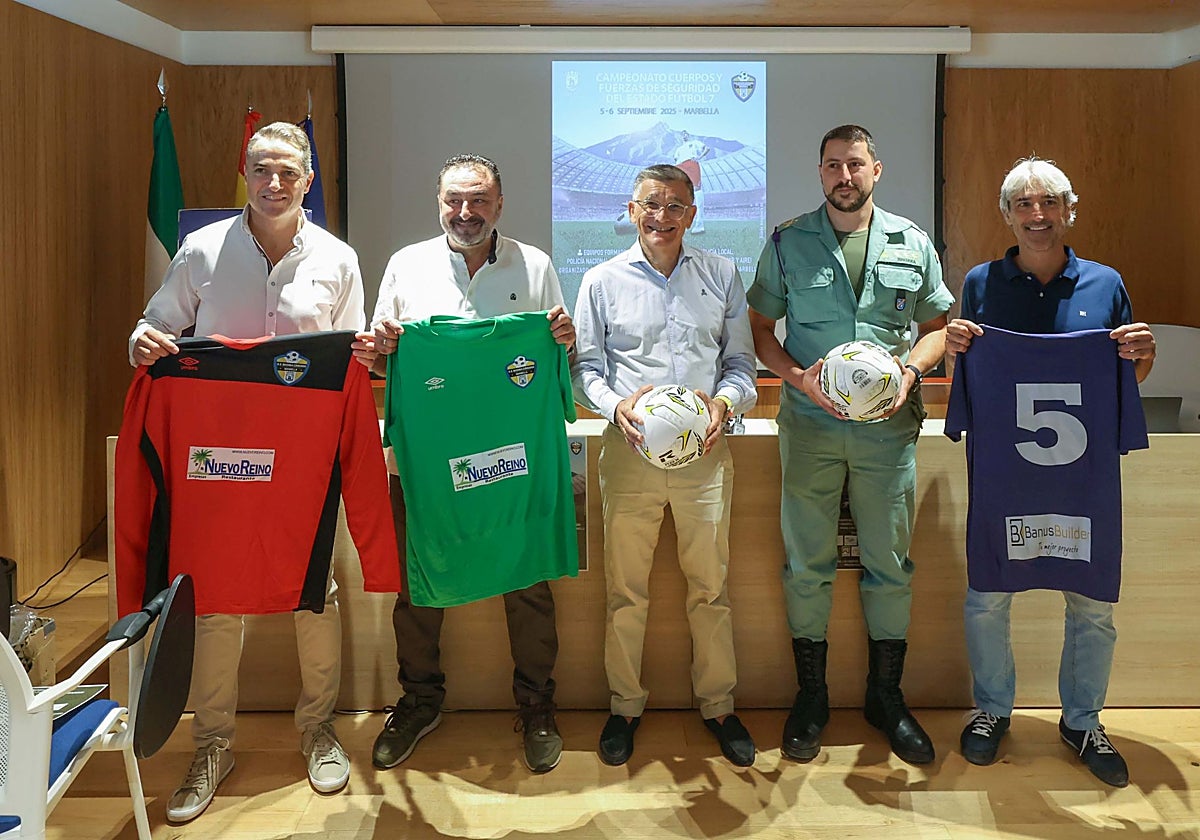 El teniente de alcalde de San Pedro, Javier García, ha presentado el evento junto al presidente de la asociación Madina Cirniana, Blas Carretero, y el capitán del Tercio Alejandro Farnesio IV de la Legión de Ronda, José Carlos Hinojosa.