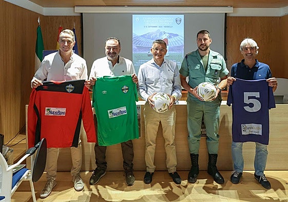 El teniente de alcalde de San Pedro, Javier García, ha presentado el evento junto al presidente de la asociación Madina Cirniana, Blas Carretero, y el capitán del Tercio Alejandro Farnesio IV de la Legión de Ronda, José Carlos Hinojosa.
