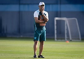 Pellicer observa un ejercicio de sus futbolistas durante un entrenamiento reciente.