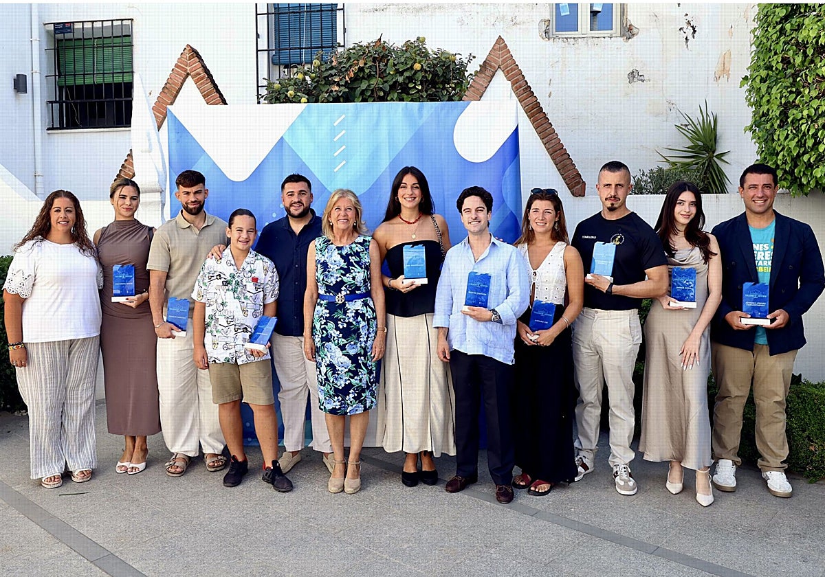 La alcaldesa de Marbella, Ángeles Muñoz, posa con los galardonados.