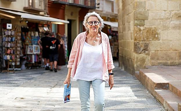Laurie Levin, paseando en las inmediaciones del Museo Picasso de Málaga.