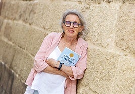 Laurie Levin posa con su libro 'Call me a woman' ('Llámame mujer') sobre los beneficios de la igualdad de género para la paz del mundo.