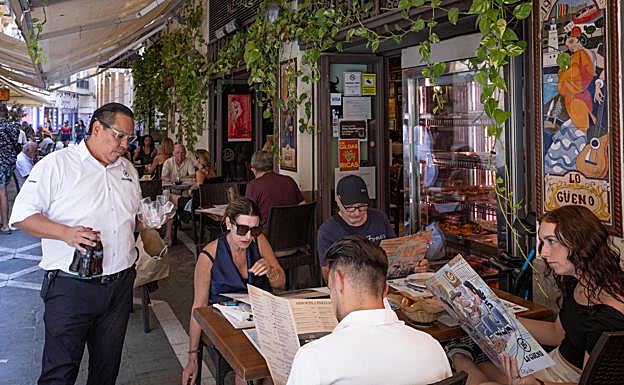 Algunos hosteleros han observado que ahora los clientes se inclinan por lo más barato o toman tapas para compartir.