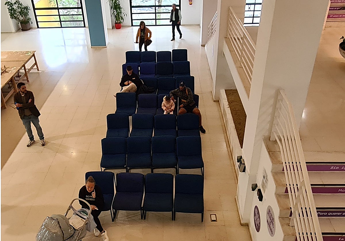 Sala de espera en el Ayuntamiento de Torremolinos.