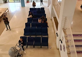 Sala de espera en el Ayuntamiento de Torremolinos.