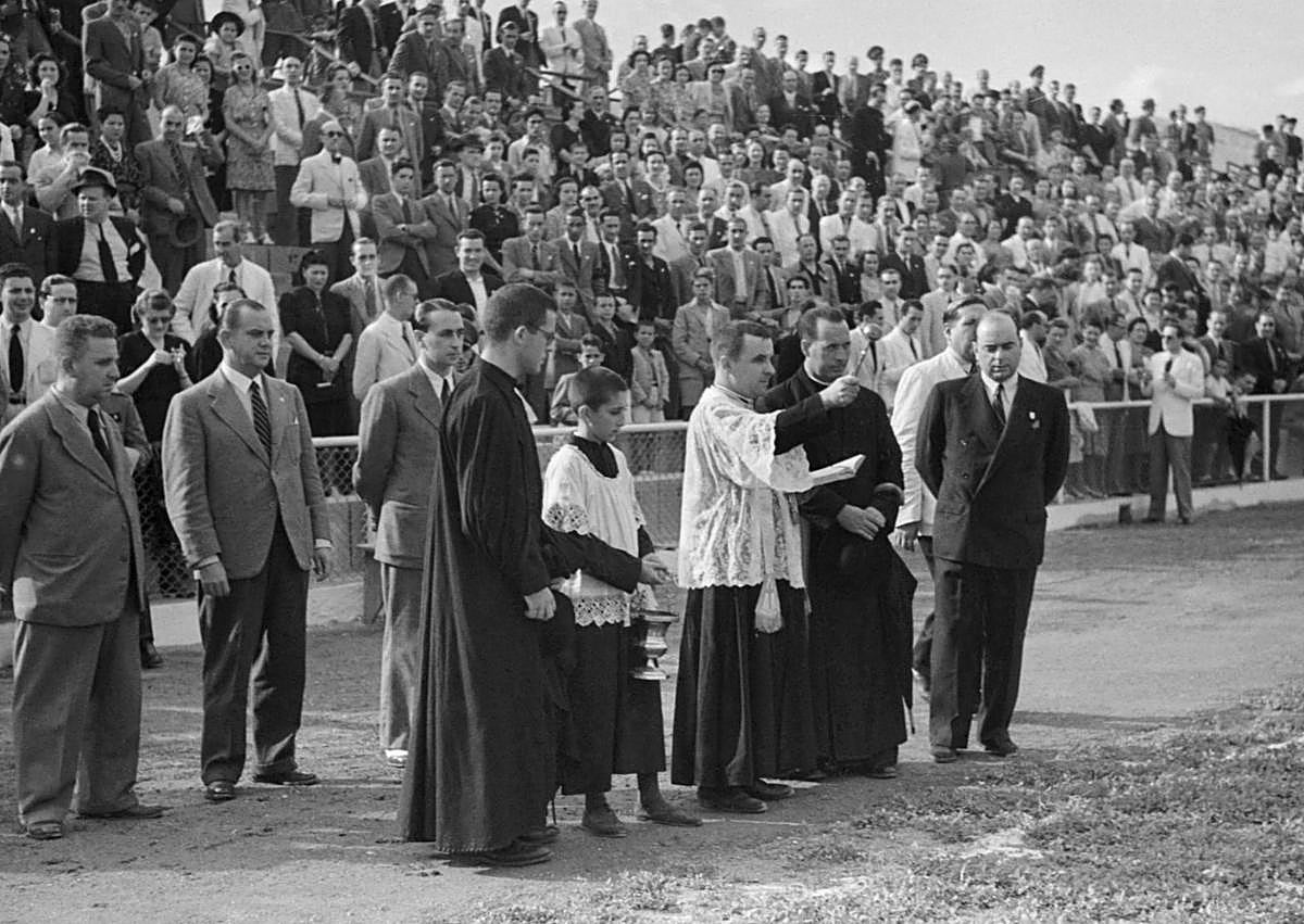 Imagen secundaria 1 - Espectadores en el partido inaugural. Bendición del campo por parte del capellán de San Felipe Neri, Luis Vera. Lourdes Alonso realiza el saque de honor.