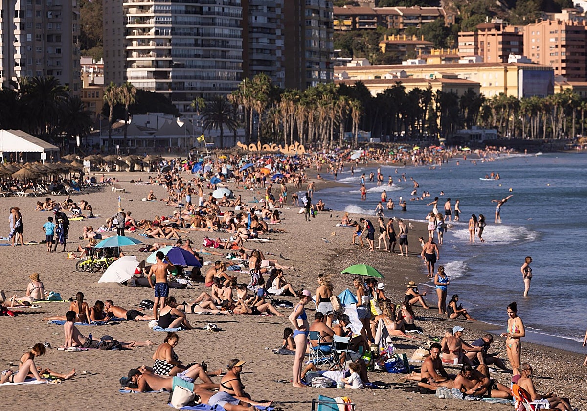 Ambiente en las playas malagueñas en la última jornada de agosto.