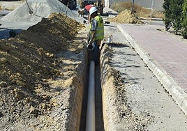 Trabajos de conexión del pozo de la calle Clara Campoamor a la red de abastecimiento de Humilladero.
