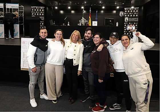 La alcaldesa de Marbella, Ángeles Muñoz, posa con algunos de los adjudicatarios tras el sorteo realizado a finales de noviembre en el Palacio de Ferias y Congresos.