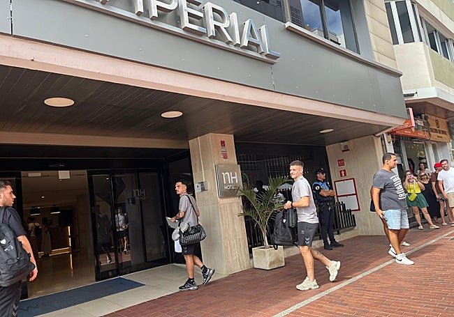 Joaquín y Rafa entran al hotel.