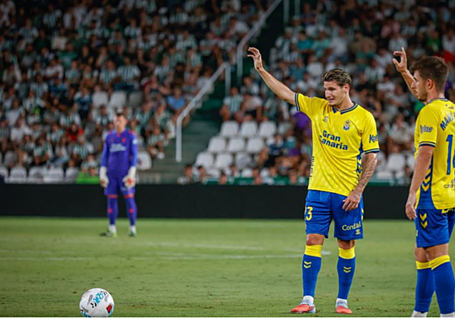 El marbellí Cristian, que ha pasado del Eibar a Las Palmas, se dispone a sacar una falta lateral.