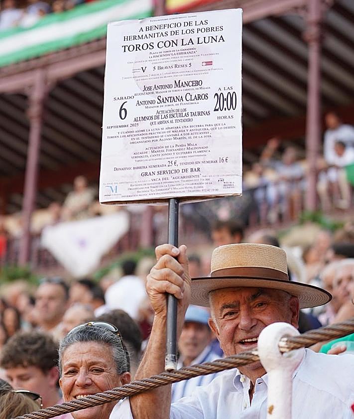 Imagen secundaria 2 - Miguel Ángel Martinez González (derecha), con Sergio Corral y Francisco Tinahones, durante la conferencia que dio en el ciclo 'Ciencia y Salud'. Juan Luis Cremades con su hermana Paloma. Juan Manuel Pozo