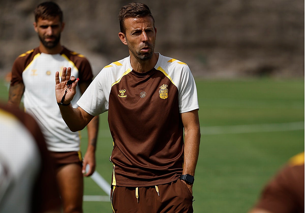 Luis García, dirigiendo un entrenamiento reciente.