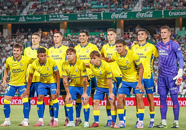 El once de Las Palmas en la última jornada liguera, con Mika Mármol, Sergio Barcia, Clemente, Lukovic, Ale García, Horkas (arriba), Manu Fuster, Marvin, Amatucci, Recoba y Cedeño (abajo).