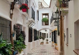 Vista de la calle Caballeros y el lateral de la fachada norte del edificio consistorial.