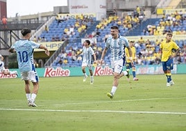 Rafa se dirige a Larrubia para celebrar el golazo que había marcado.