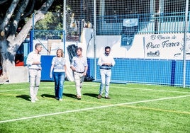 La alcaldesa de Marbella, Ángeles Muñoz, visita el renovado campo de fútbol Antonio Serrano Lima.