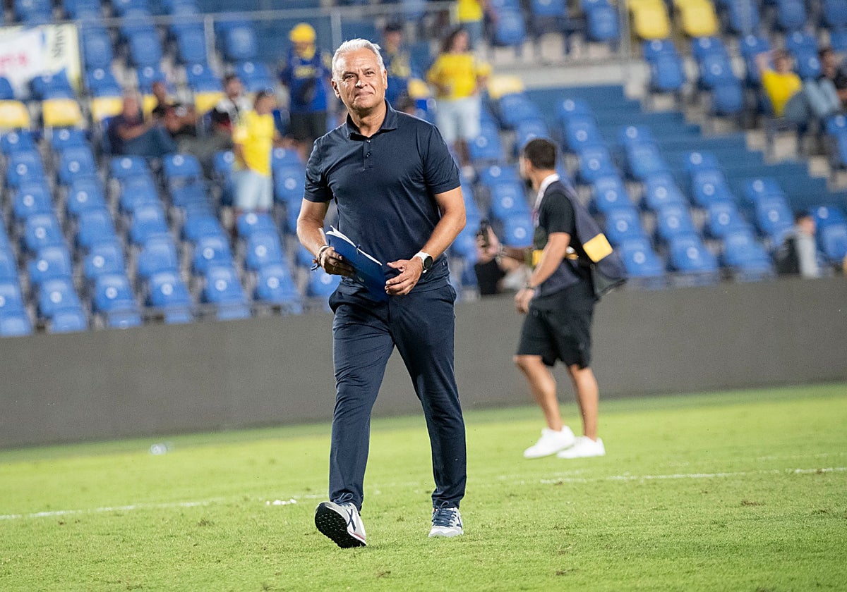 Pellicer se acerca a saludar a los aficionados desplazados tras el triunfo frente a Las Palmas.