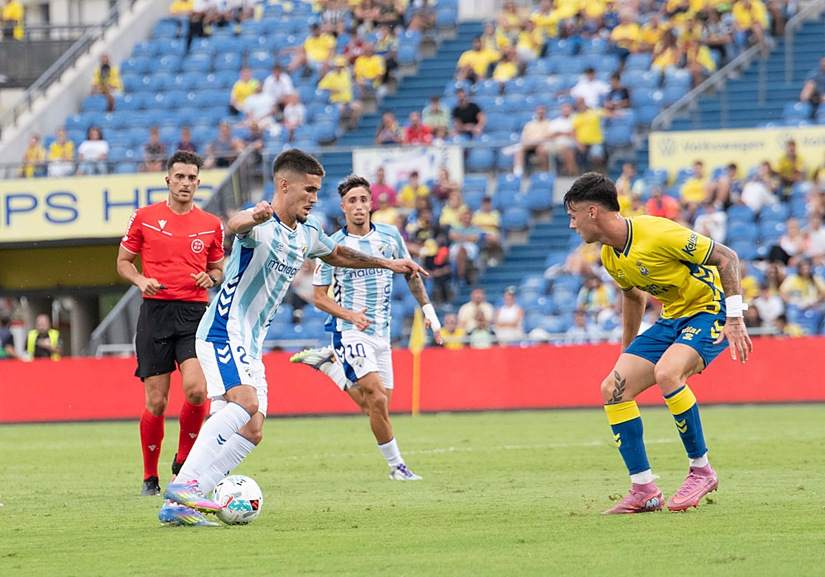 Chupete encara a Sergio Barcia en el partido de este domingo.