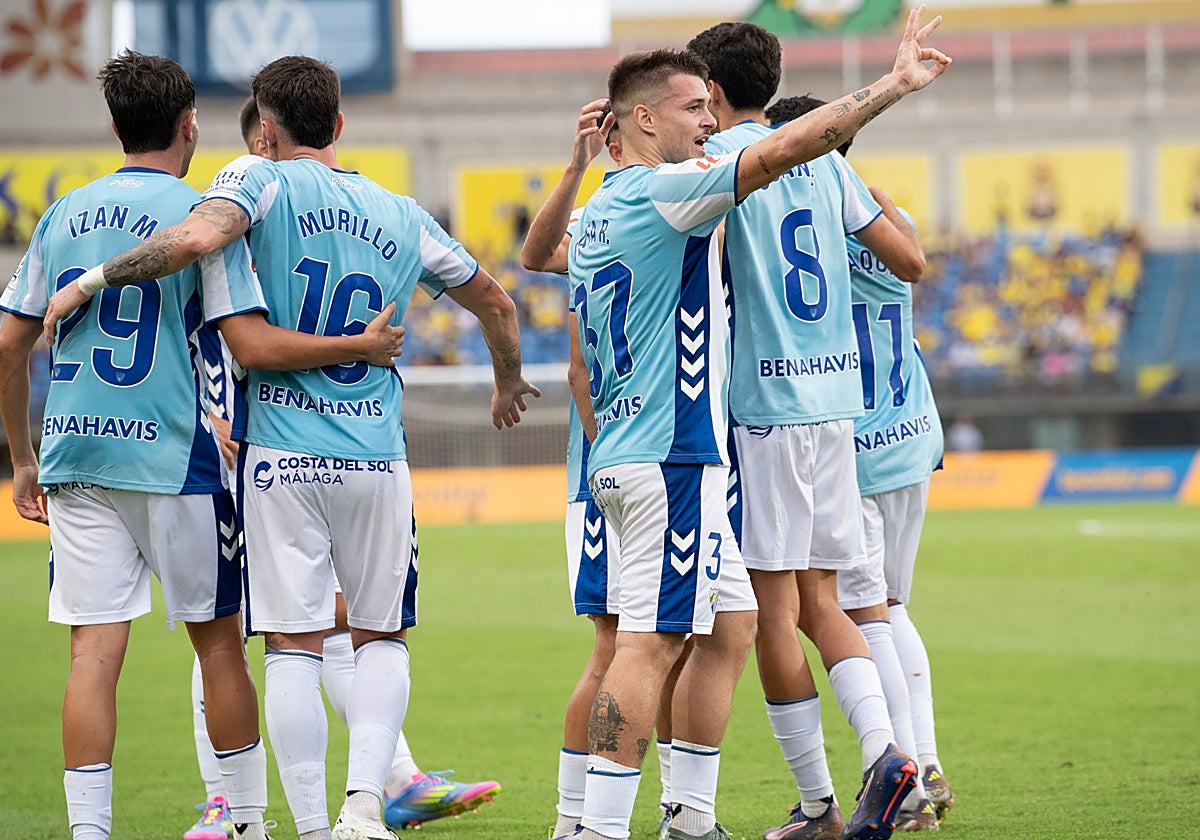 Rafa celebra su gol haciendo un gesto con la mano que muestra el 'tres'.