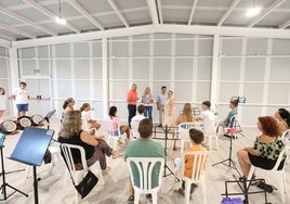 La alcaldesa de Marbella, Ángeles Muñoz, ha visitado la nueva sede de la Agrupación Musical Marbella, una nave que ha construido el Ayuntamiento en Arroyo Primero.