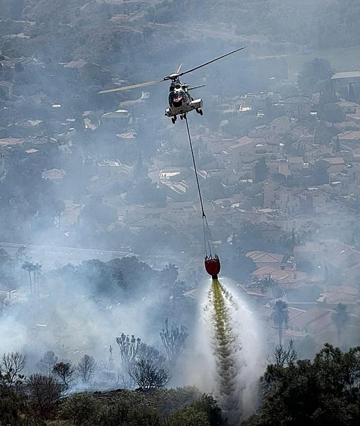 Imagen secundaria 2 - Extinguido el incendio en Benalmádena que llevó al desalojo de seis viviendasy cortes de tráfico este lunes