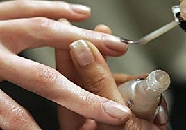 La UE prohíbe dos componentes habituales en los esmaltes de uñas semipermanentes