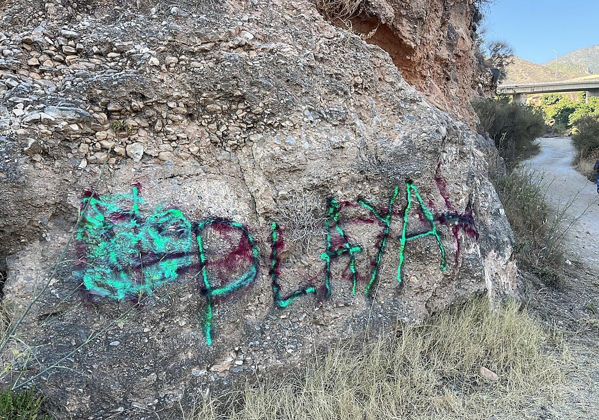 Imagen principal - Tres imágenes del acceso y del estado de la cala del Barranco de Maro.