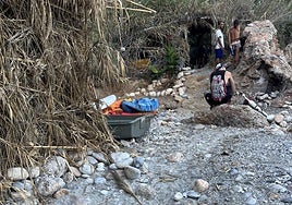 Imagen de las embarcaciones que hay en la pequeña cala del Barranco de Maro.