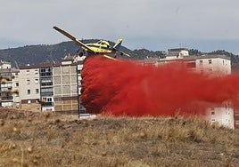 ¿Qué es el polvo rojo que lanzan para extinguir los incendios?