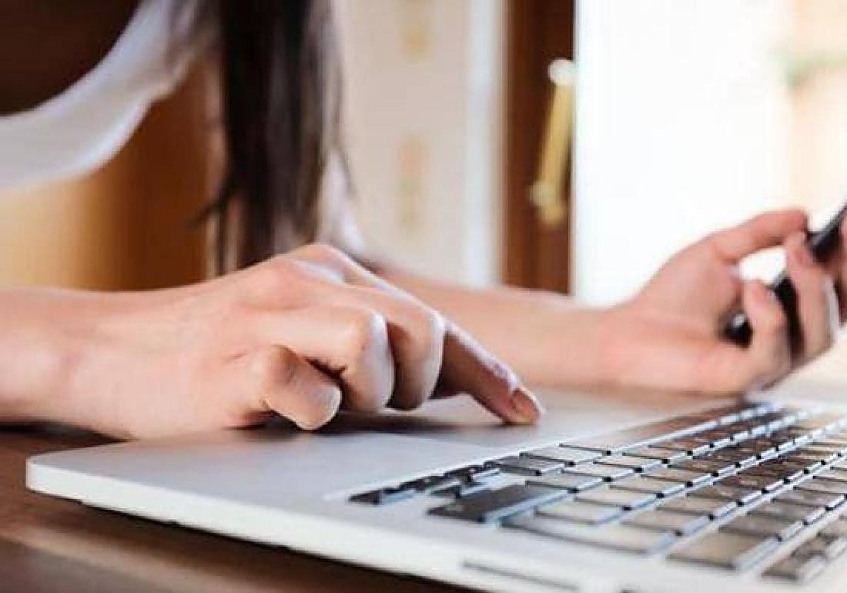 Entrenadores, profesores, monitores… ¿qué exige la ley para trabajar con menores?