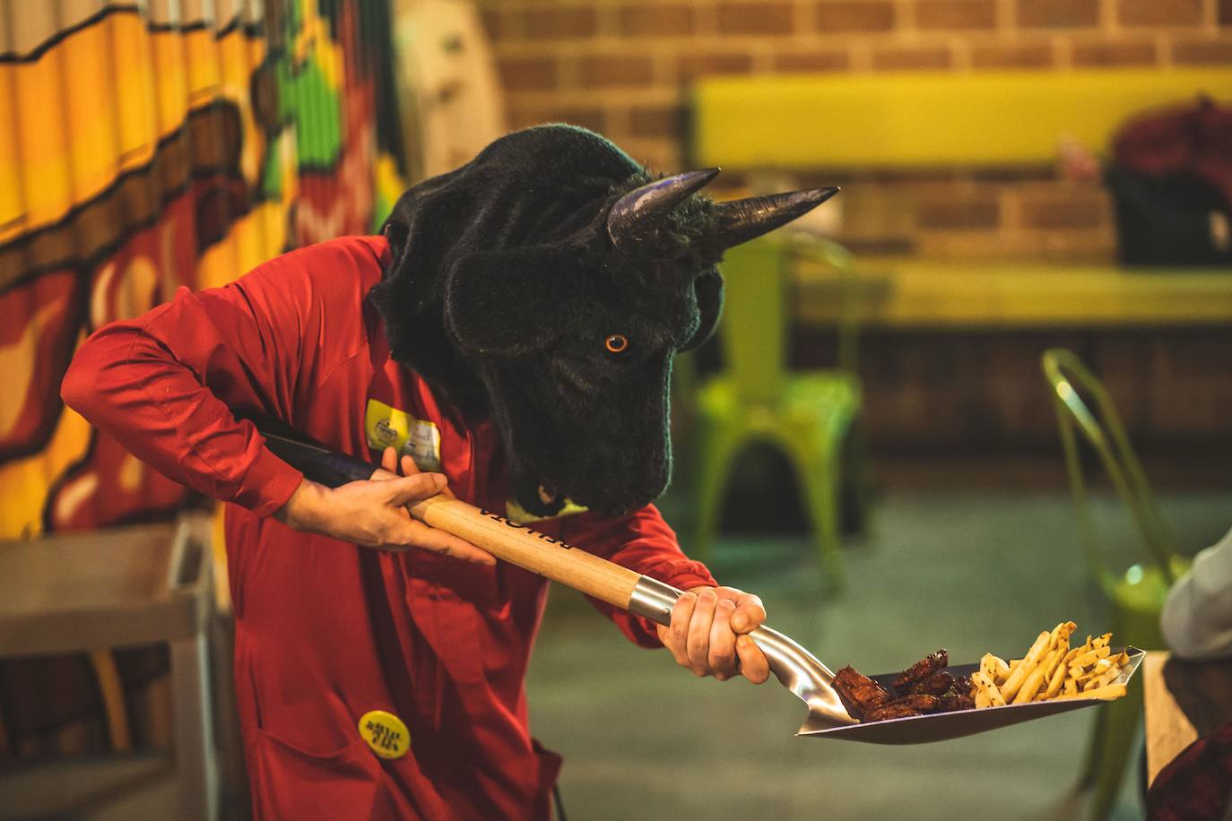'Torito bravo' sirve un plato a una mesa tras la reapertura.