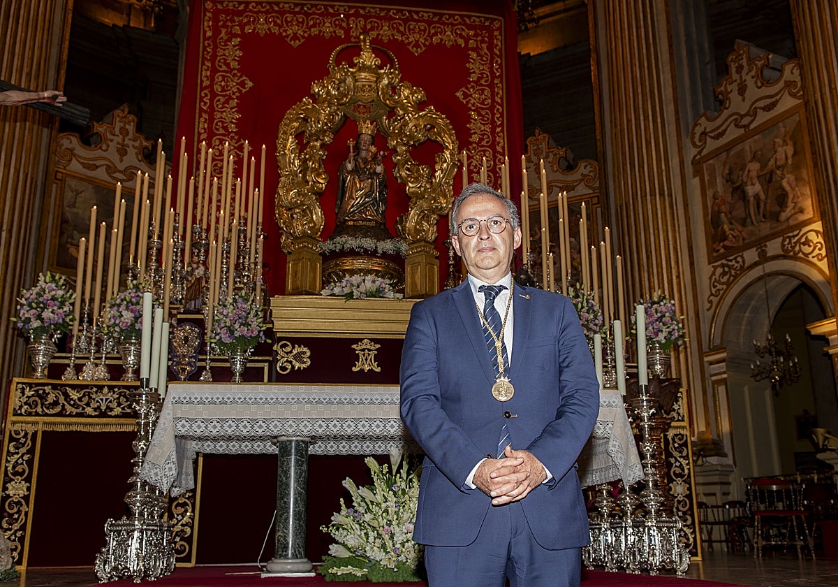 Miguel Orellana, hermano mayor de la Victoria, delante del altar de la Patrona en la Catedral.