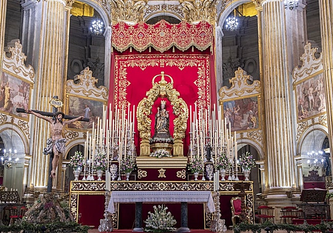 Altar efímero instalado en la Catedral presidido por la Virgen de la Victoria.