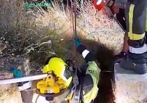 Labores de rescate de los bomberos en el pozo en el que fue localizado el cuerpo sin vida del vecino de Vélez-Málaga.